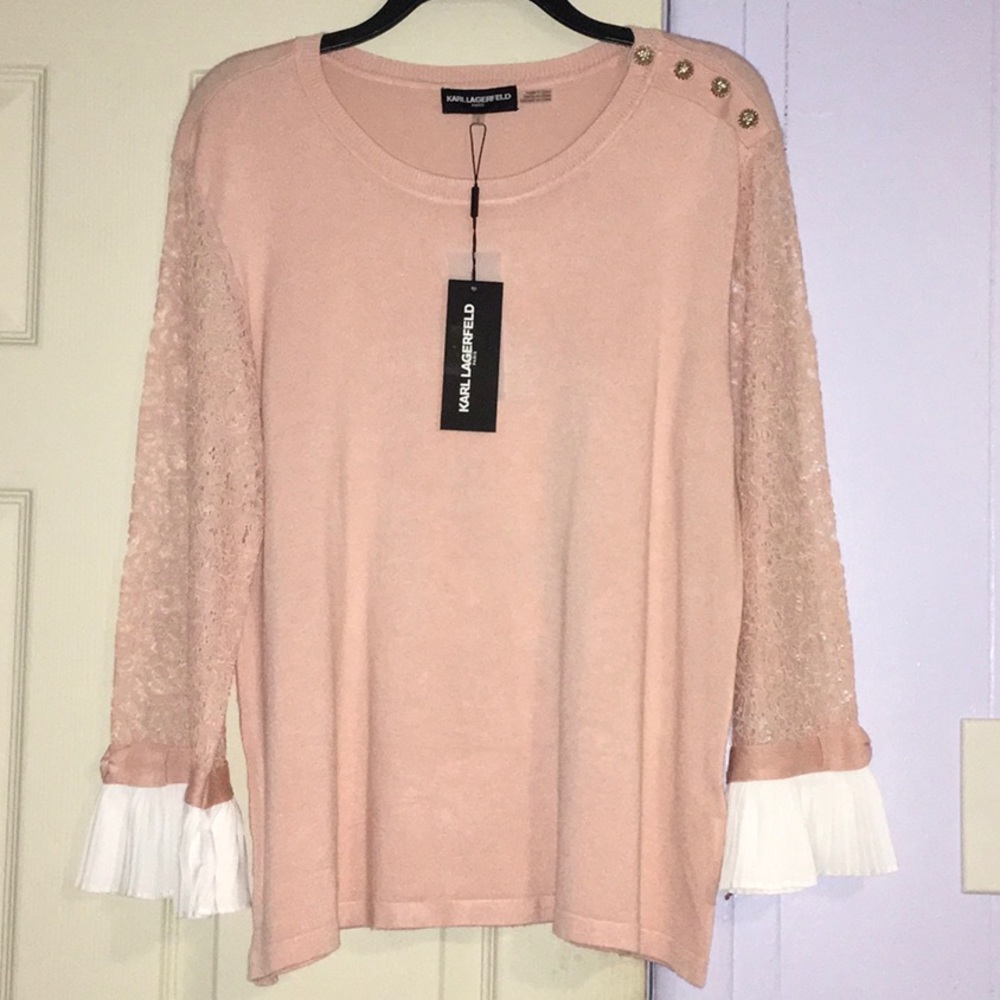 Long pleated at the end sleeves blouse.
